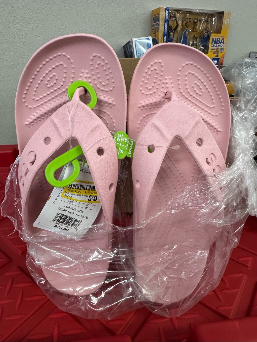 Womans 9 Pink Crocs-Style Foam Flip Sandals NWT